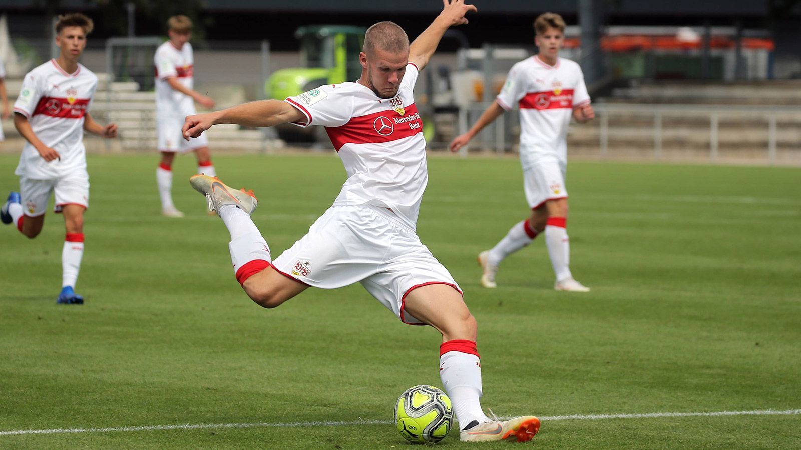 
                <strong>Eric Hottmann (VfB Stuttgart)</strong><br>
                Der U18-Nationalstürmer ist mit dem VfB stark in die neue Saison gestartet. Drei Spiele, drei Siege, drei Tore. Auch in der vergangenen Saison überzeugte Hottmann mit 16 Scorerpunkten (zehn Tore, sechs Vorlagen). Vor allem durch seine Robustheit und seine Stärke in der Ballbehauptung ist er für die Stuttgarter so wertvoll. Setzt sich seine Entwicklung so positiv fort, ist er in den nächsten Jahren womöglich ein Kandidat für den Bundesliga-Kader. Doch er ist nicht die einzige Stürmer-Hoffnung des VfB ...
              