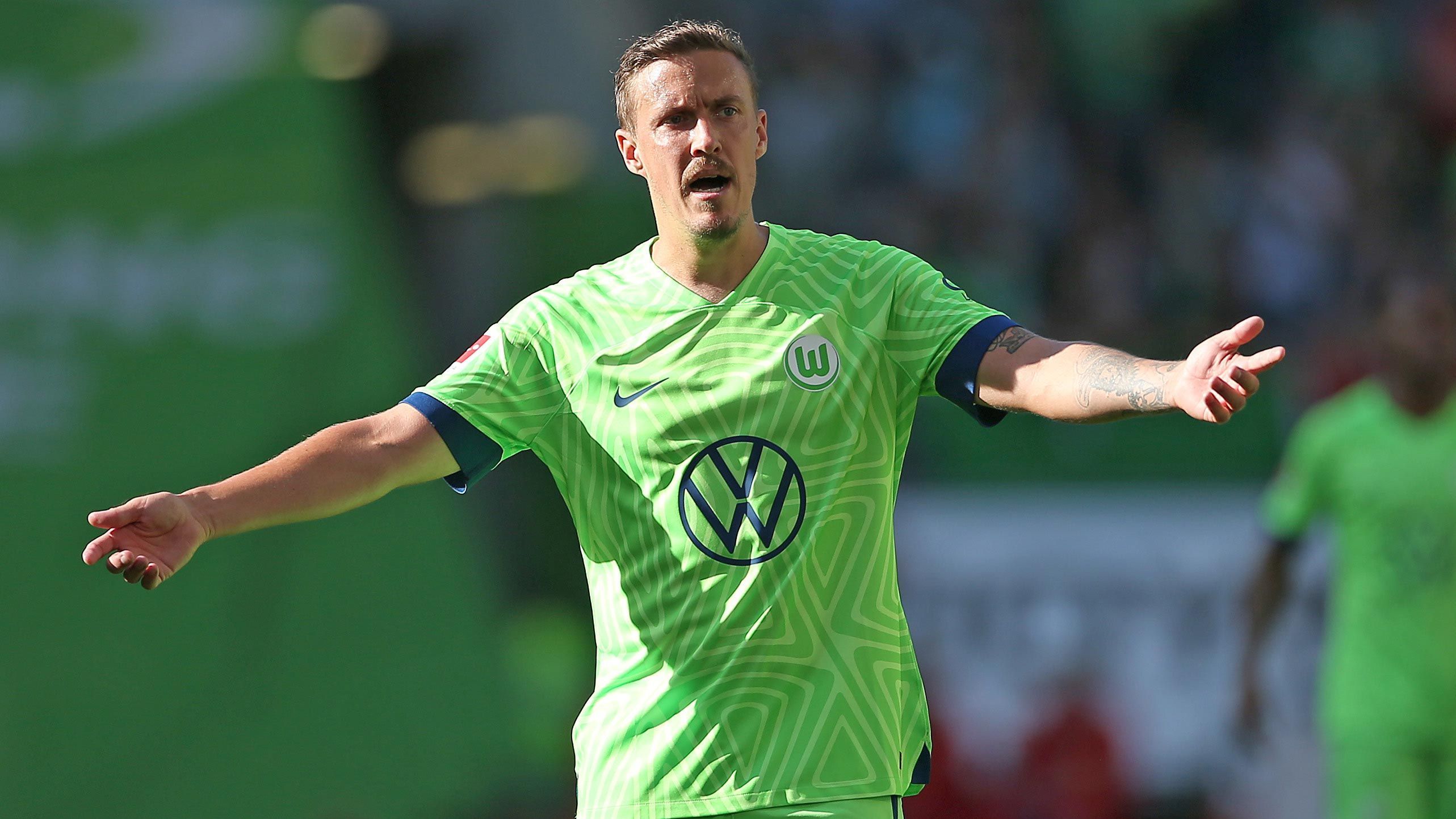 
                <strong>Flop: Max Kruse</strong><br>
                Einer hat sich in der laufenden Saison selbst ins Aus geschossen: Max Kruse. Der Skandal-Profi, der erst vor der Saison von Union Berlin zum VfL Wolfsburg zurückkehrte, ist bei den Wölfen zurzeit suspendiert. Kruse hatte sich mit VfL-Coach Niko Kovac zerstritten und anschließend den Kürzeren gezogen. Ohne Kruse läuft es bei den Wolfsburgern dennoch gut. Nach Spieltag 15 steht der VFL auf dem siebten Tabellenplatz. Kruse beschäftigt sich derweil mit seinem eigenen YouTube-Kanal, auf dem er u.a. seinen Besuch auf einer Berliner Erotik-Messe dokumentiert...
              