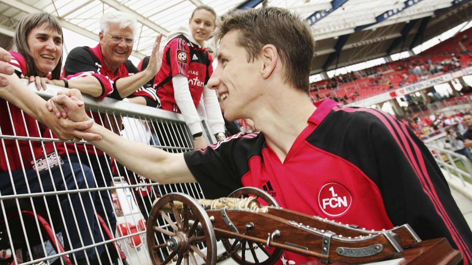 
                <strong>Saison 2004/05: Marek Mintal (1.FC Nürnberg, 24 Tore)</strong><br>
                "Das Phantom" war bereits zweimaliger Torschützenkönig in der slowakischen Liga, bevor er 2003 nach Nürnberg wechselte. In der Zweiten Liga wurde er mit 18 Toren auf Anhieb Torschützenkönig und trug maßgeblich zum Aufstieg in die Bundesliga bei. Seine hervorragenden Leistungen bestätigte er auch in der Bundesliga, mit 24 Treffern ist der Slowake der bisher einzige Bundesliga-Torschützenkönig der Franken. In den darauffolgenden Jahren wurde Mintal durch schwere Verletzungen immer wieder aus der Bahn geworfen, ehe er in der Saison 2008/09 nochmals Torschützenkönig in der 2. Bundesliga wurde und Nürnberg somit wieder zur Rückkehr ins Oberhaus verhalf.
              