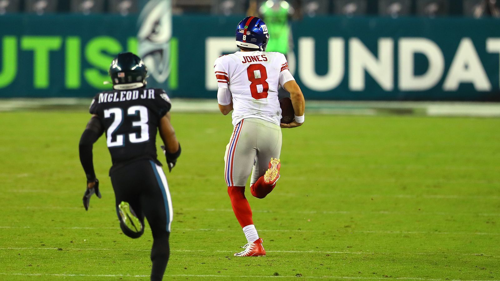 
                <strong>Week 7: Daniel Jones mit längstem QB-Lauf, der kein Touchdown ist</strong><br>
                Es war die Szene des Spiels: Daniel Jones läuft nach einer Read Option allen Eagles-Verteidigern davon und muss nur noch in die Endzone joggen. Doch kurz vor dem Ziel gerät der Giants-Quarterback ins Stolpern und fällt letztlich ohne Kontakt nach 80 Yards auf den grünen Rasen - ohne dabei einen Touchdown zu erzielen. Damit darf er sich aber zumindest in die Rekordbücher eintragen. Denn noch nie erlief ein Quarterback so viel Raumgewinn, ohne dabei zu scoren. Den allgemeinen Rekord hält übrigens auch ein Giants-Spieler: Hap Moran erlief 1930 91 Yards, ohne dabei die Endzone zu erreichen.
              