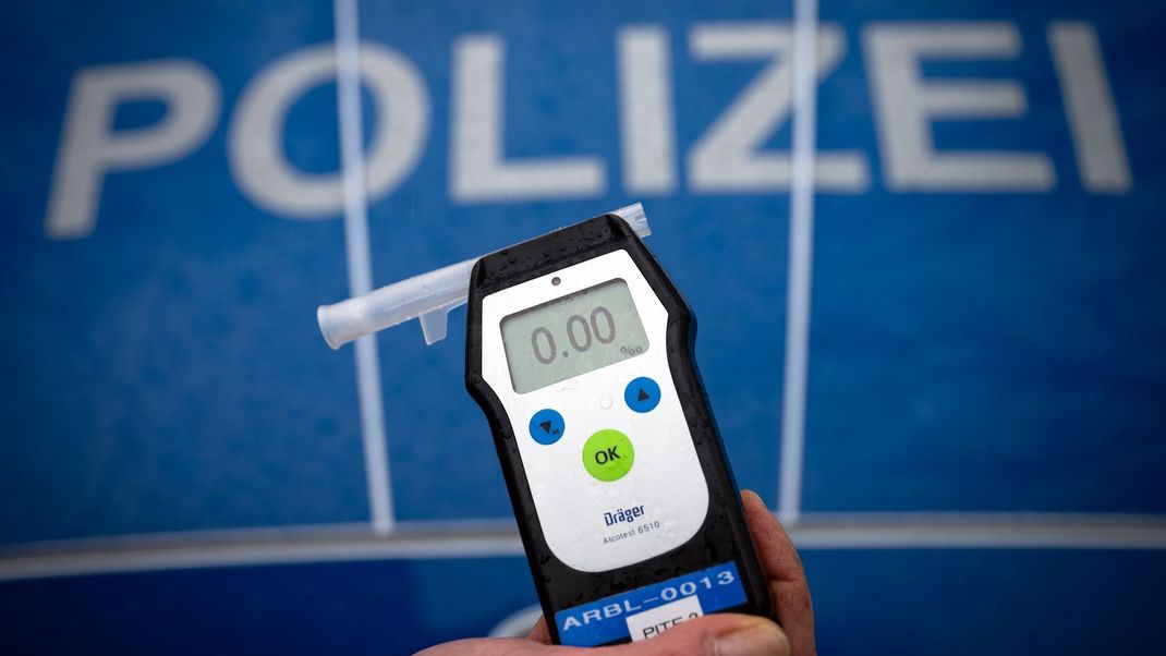 Eine Alkoholgrenze von 0,0 Prozent am Steuer soll es unter Verkehrsminister Schnieder nicht geben.