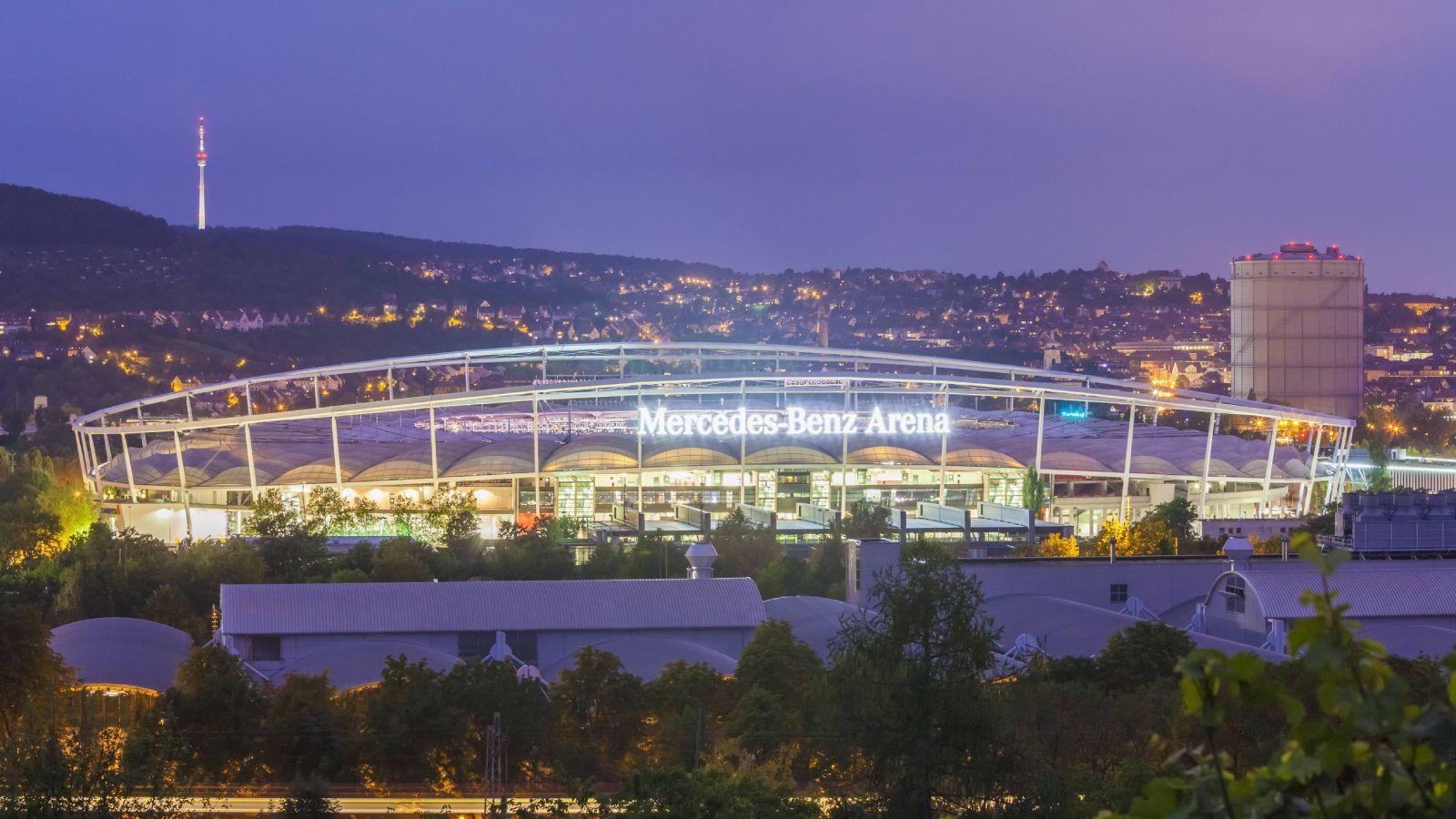 
                <strong>Platz 8: Mercedes-Benz-Arena (VfB Stuttgart)</strong><br>
                Nach dem Umbau gehört die Mercedes-Benz-Arena in Stuttgart zu den wohl schönsten Reisezielen Deutschlands. Die Zuschauer sind nun viel näher dran am Rasen, was vor allem der Stimmung gut tut. Erreichbar ist das Stadion sowohl mit dem Auto als auch mit der Bahn sehr einfach. Rund um die Arena gibt es zudem allerhand Gastro-Betriebe, die mit recht fairen Preisen zum Besuch vor dem Spiel einladen. Der Schwabe achtet schließlich auf sein Geld!
              