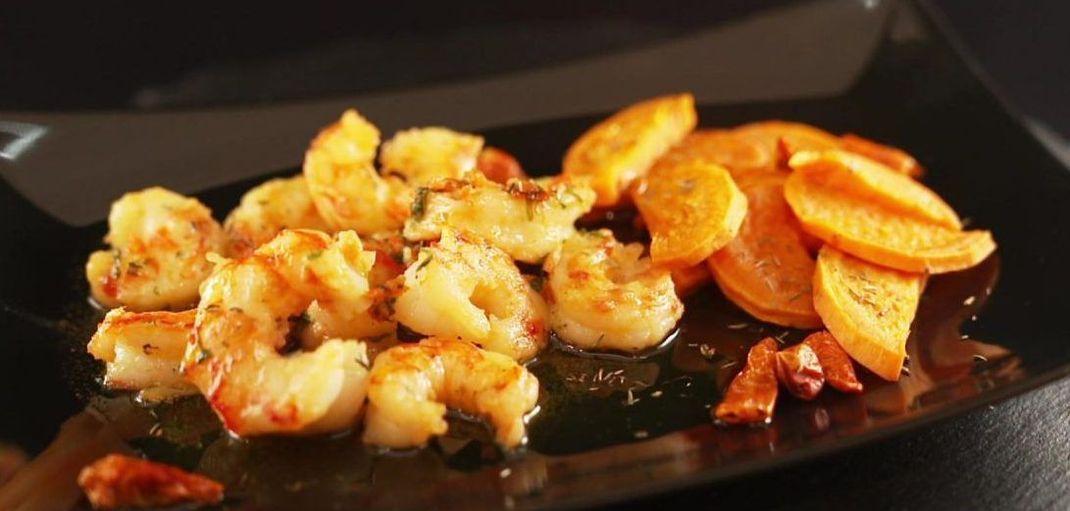 Wir zeigen dir, wie du gebratene Garnelen mit Chili-Curry-Butter auf Süßkartoffeln ganz einfach zu Hause kochst.