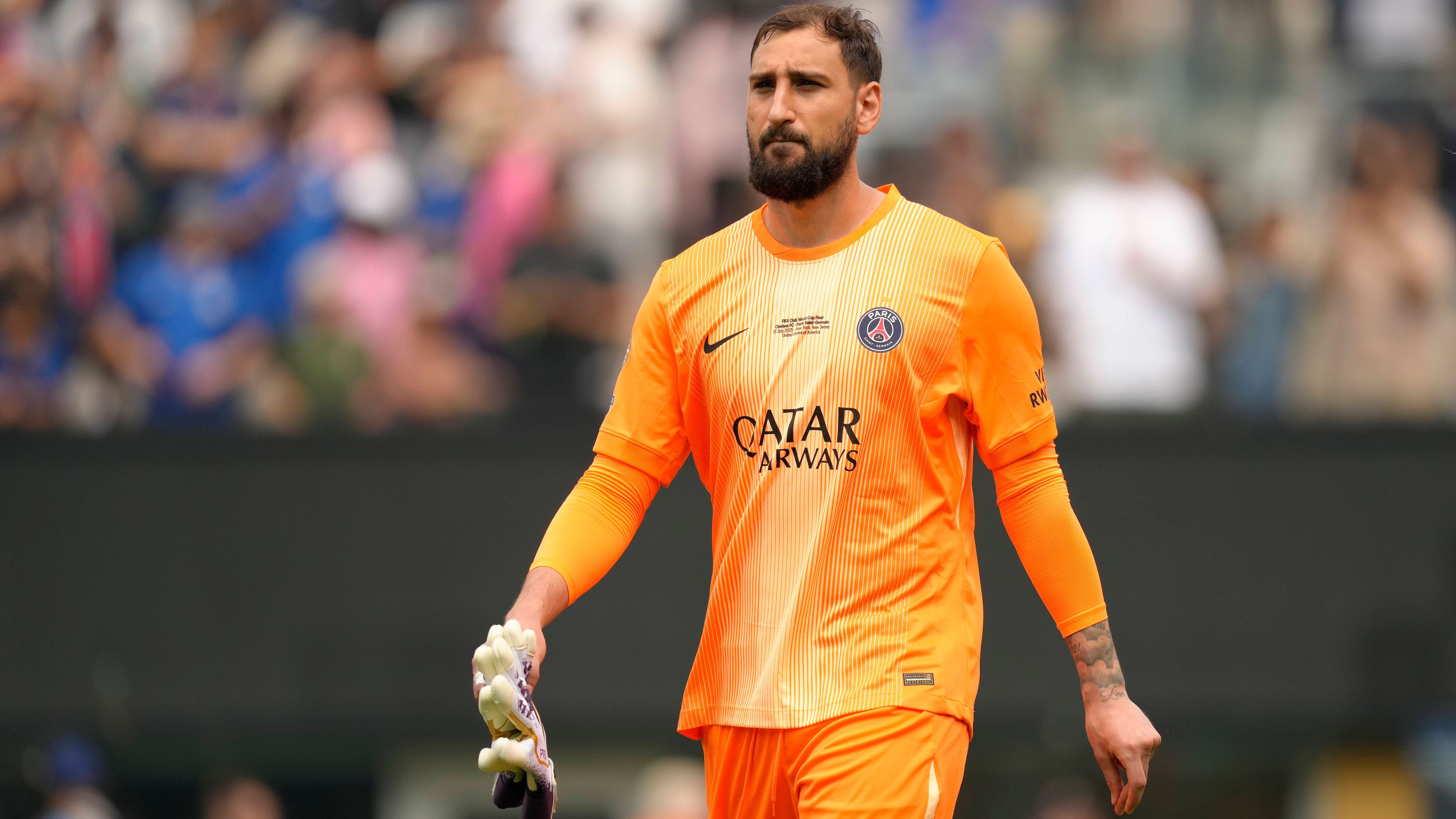 <strong>Gianluigi Donnarumma (Paris Saint-Germain)</strong><br>... Laut dem Bericht weiß Donnarumma von dem Interesse aus der Türkei, Paris Saint-Germain pusht aber weiterhin für eine Verlängerung ihrer Nummer 1. Der Ligue-A-Klub befindet sich in Gesprächen mit dem 26-Jährigen, möchte dessen Gehalt aber demnach von 10 Millionen Euro auf sieben Millionen Euro reduzieren. Dieser Umstand erschwerte die Einigung bisher.