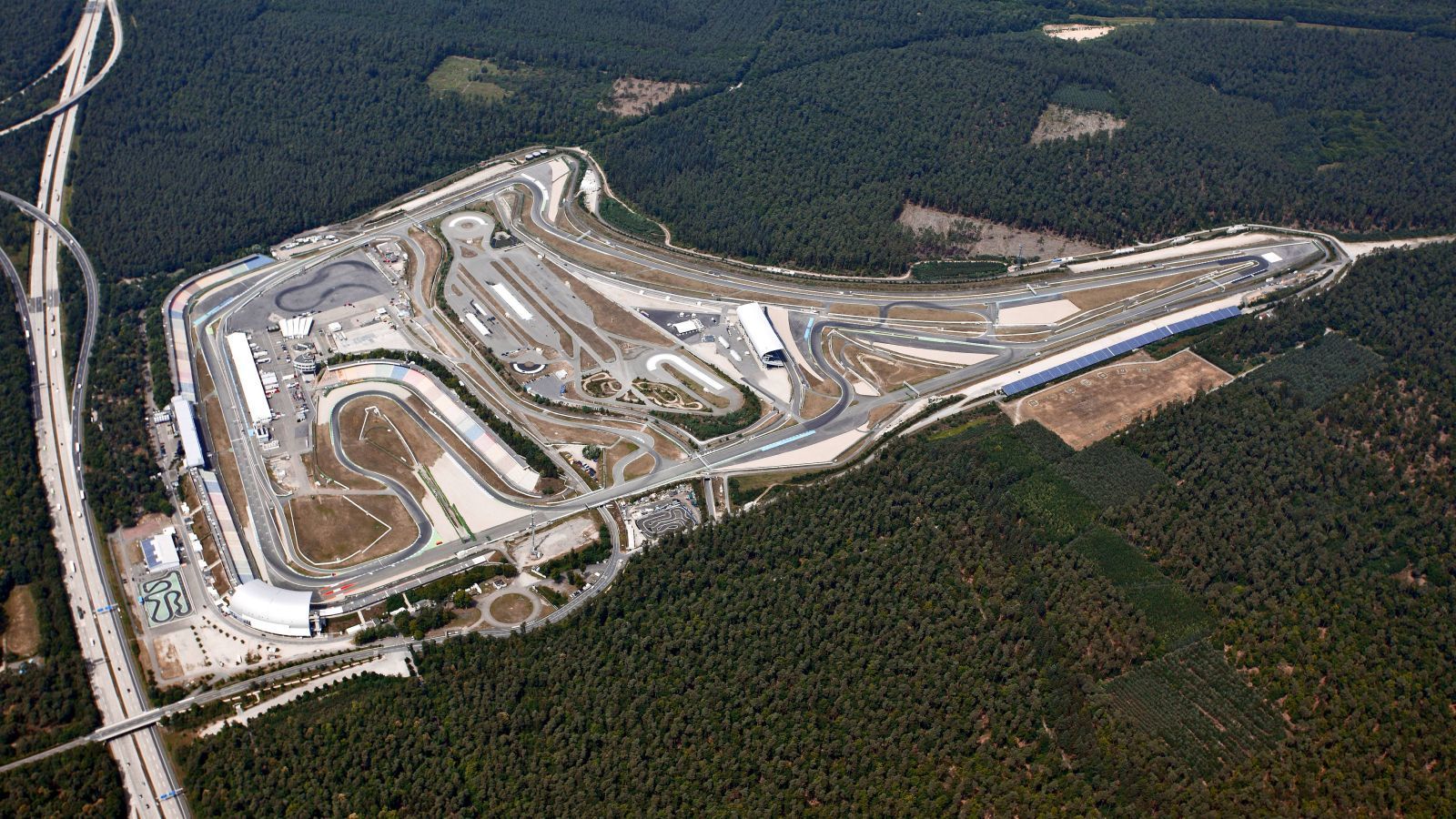 
                <strong>Hockenheimring (01.10. bis 03.10.) - "Heimat der DTM"</strong><br>
                Wenn der Lausitzring das Wohnzimmer der DTM ist und Zolder sich "Home of DTM" nennt, dann ist es nur recht und billig, dass der Hockenheimring (4,574 km) vielen als "Heimat der DTM" gilt. Denn nirgendwo sonst war die Rennserie so oft zu Gast wie hier, häufig sogar zweimal in der Saison. Zudem ist das Motodrom seit 1988 von wenigen Ausnahmen abgesehen immer auch der Austragungsort für das große Saisonfinale.
              