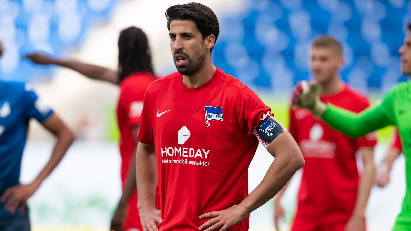 
                <strong>Sami Khedira (zuletzt Hertha BSC)</strong><br>
                Auch der deutsche Weltmeister Sami Khedira hing mit dem Ende der Saison 2020/21 seine Schuhe an den Nagel. "Es fällt mir unwahrscheinlich schwer. 15 Jahre Profifußball haben ihre Spuren hinterlassen. Ich bin der felsenfesten Überzeugung, dass es die richtige Entscheidung ist. Der Schmerz ist zwar sehr, sehr groß, aber am Ende überwiegt Dankbarkeit", erklärte der damalige Hertha-Akteur Khedira Mitte Mai 2021 seinen Schritt zum Karriereende im Alter von 34 Jahren. Zu den Berlinern war der Routinier erst Anfang 2021 gestoßen, nachdem er zuvor bei Juventus Turin, Real Madrid und dem VfB Stuttgart bereits jahrelang auf höchsten Niveau spielte. Für das DFB-Team lief der Mittelfeldspieler 77 Mal auf. 
              