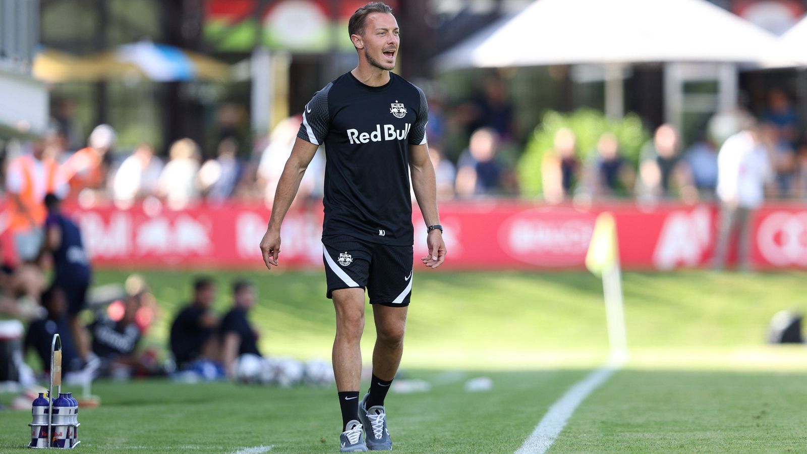 
                <strong>Matthias Jaissle (Red Bull Salzburg/Österreich)</strong><br>
                Durch den Abgang von Jesse Marsch zum Schwesterklub nach Leipzig musste der österreichische Serienmeister mal wieder einen neuen Trainer suchen und fand ihn wieder intern. Mit dem Ex-Bundesliga-Profi Matthias Jaissle übernimmt der bisherige Coach von Salzburgs inoffizieller, zweiter Mannschaft Liefering. Der 33-Jährige kam 2019 nach Salzburg, nachdem er zuvor als Co-Trainer im Leipziger Nachwuchs bzw. unter Alexander Zorniger bei Bröndby Kopenhagen erste Erfahrungen sammelte. Anfang 2021 folgte Jaissle dann bei Liefering auf den jetzigen Mainz-Coach Bo Svensson, und gut sechs Monate später kam für den Deutschen schon der Karriereschritt zum Salzburg-Cheftrainer. Bei den "Roten Bullen" geht es für Jaissle darum, die Rolle als Serienmeister der österreichischen Bundesliga fortzusetzen.
              