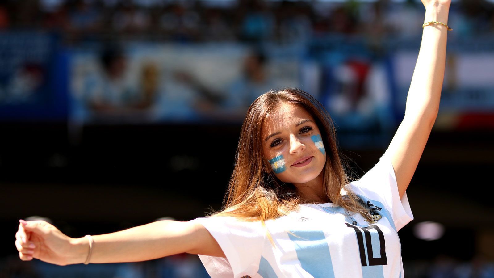 
                <strong>Sexy Fans</strong><br>
                Messi verschoss einen Elfmeter. Diese Latina ließ sich den Spaß trotzdem nicht verderben,...
              