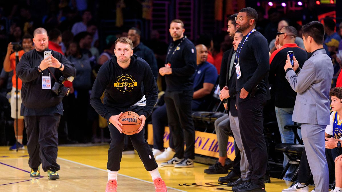 October 21, 2025, Los Angeles, California, USA: Luka Doncic 77 of the Los Angeles Lakers during warmups prior to their regular season NBA, Basketball Herren, USA game against the Golden State Warri...