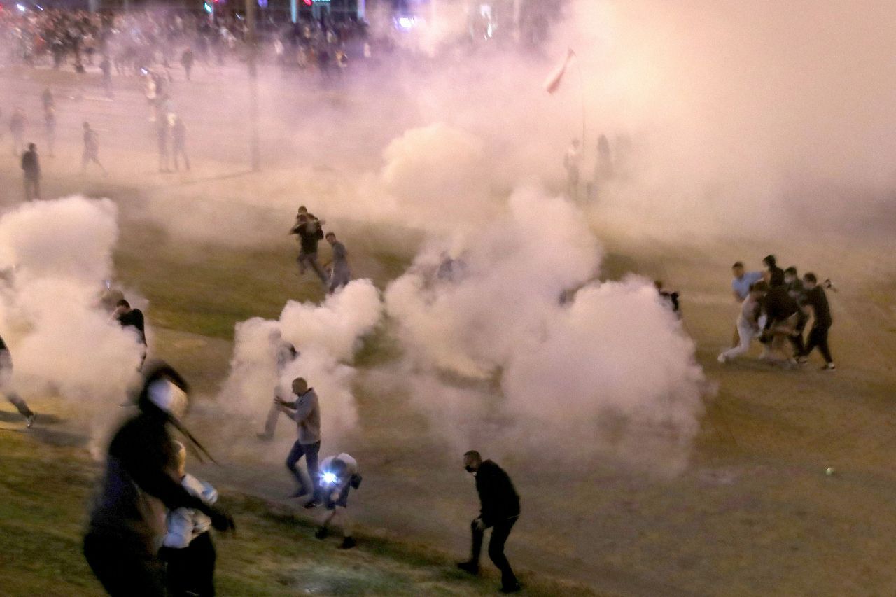 Die Polizei reagiert mit Tränengas und Wasserwerfern. 