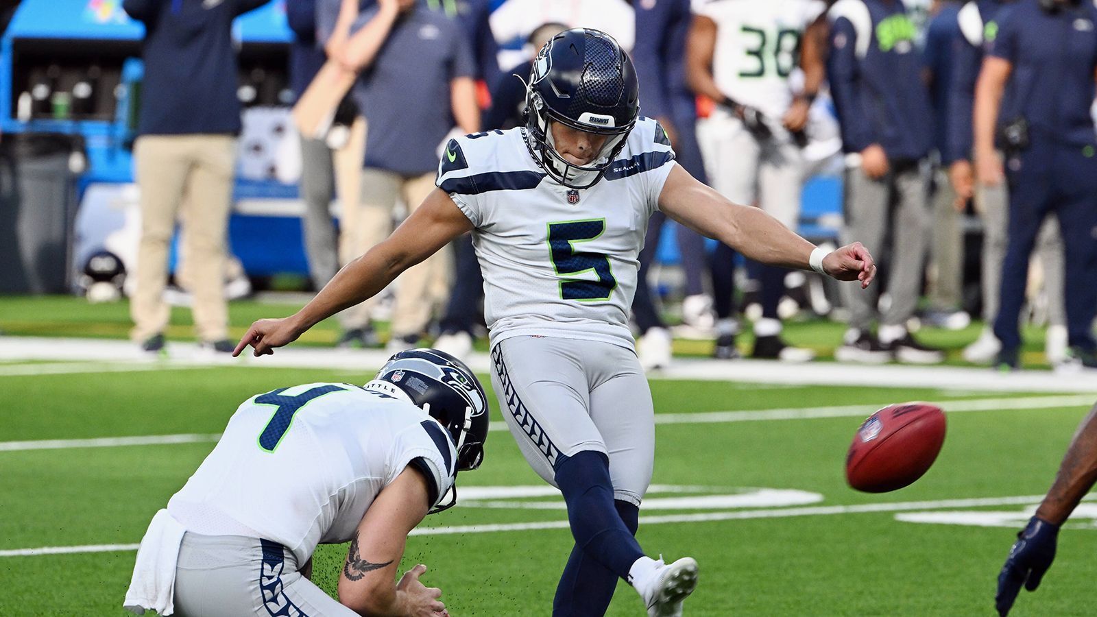 
                <strong>Erstes Field Goal: Jason Myers</strong><br>
                Aus 55 Yards setzte Seahawks-Kicker Jason Myers zu Beginn der zweiten Halbzeit seinen Field-Goal-Versuch zwischen die Balken. Er erzielte damit die ersten Punkte für die "Hawks". 
              