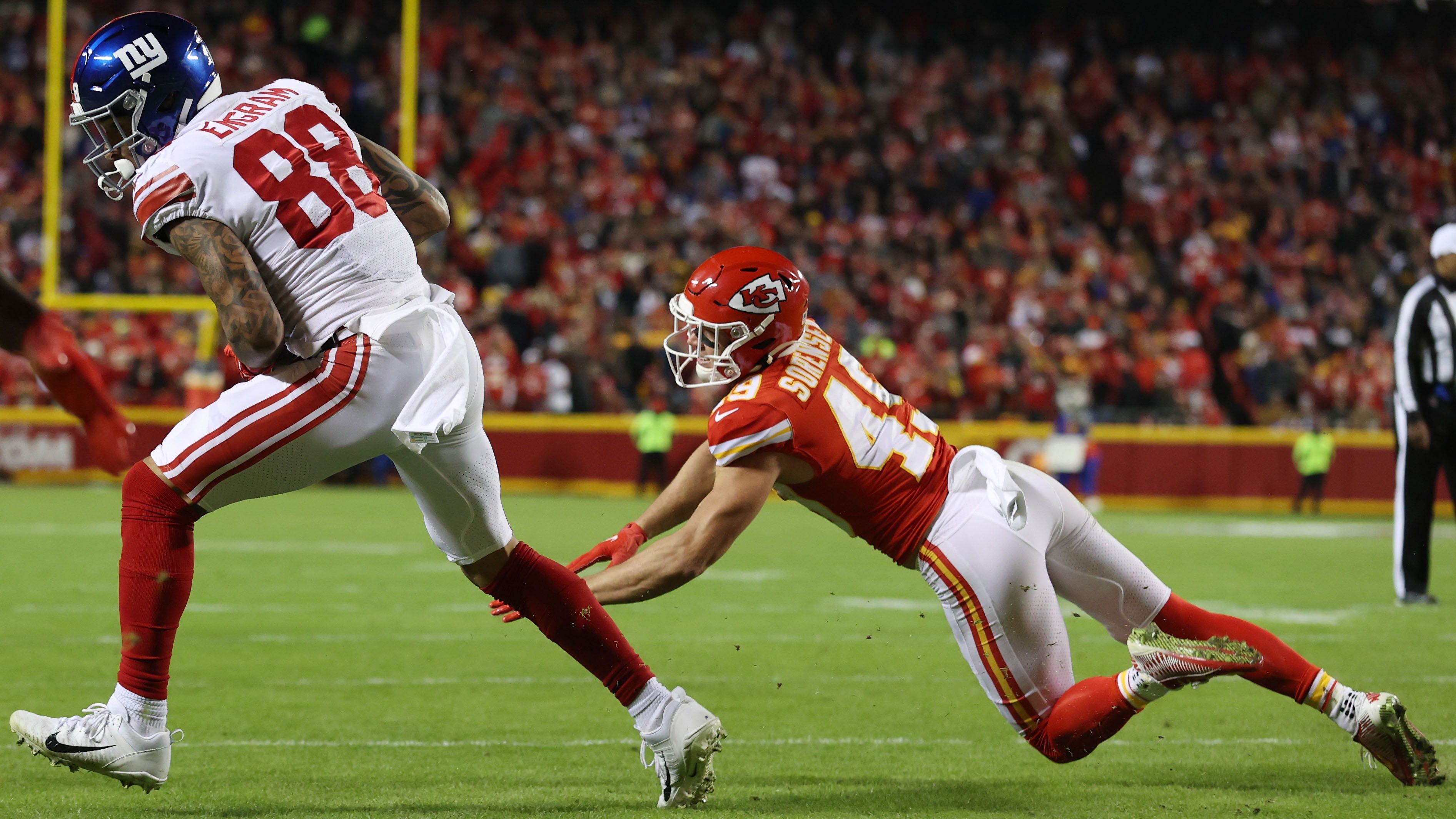 
                <strong>AFC West: Kansas City Chiefs (7-4) - Die Schwächen</strong><br>
                Der (vergleichsweise) durchwachsene Start der Chiefs ließ sich in diesem Jahr vor allem an der Defense festmachen. Durch die Anfälligkeit der Verteidigung musste Mahomes mehr riskieren und warf so mehr Interceptions, die die Gegner in gute Ausgangspositionen brachten. Gegen die Baltimore Ravens und die Los Angeles Chargers knickte die Verteidigung ein und auch sonst verliefen viele Spiele enger als gedacht. Seit einigen Wochen spielen die Mannen um Safety Tyrann Mathieu deutlich besser, doch 364,4 erlaubte Yards pro Spiel sind immer noch eine Hausnummer, die die beste Offense nicht ausgleichen kann. -Prognose: Die AFC West ist offen wie nie, alle vier Teams haben noch intakte Chancen auf die Playoffs. Mahomes und die routinierte Vorgehensweise der Chiefs werden aber den Unterschied machen. Eine Super-Bowl-Teilnahme ist auch dieses Jahr gut möglich.
              