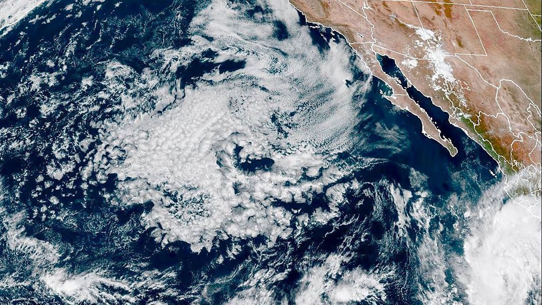 Dieses von der Wetter- und Ozeanografiebehörde der USA NOAA zur Verfügung gestellte Satellitenbild zeigt, wie sich der Hurrikan "Norma" in der Nähe der mexikanischen Westpazifikküste bildet.