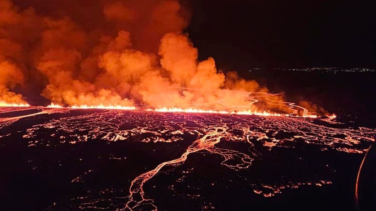 17.03.2024, Island: Ausbruch von Lava aus einem Vulkan zwischen Hagafell und Stóri-Skógfell