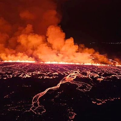 17.03.2024, Island: Ausbruch von Lava aus einem Vulkan zwischen Hagafell und Stóri-Skógfell