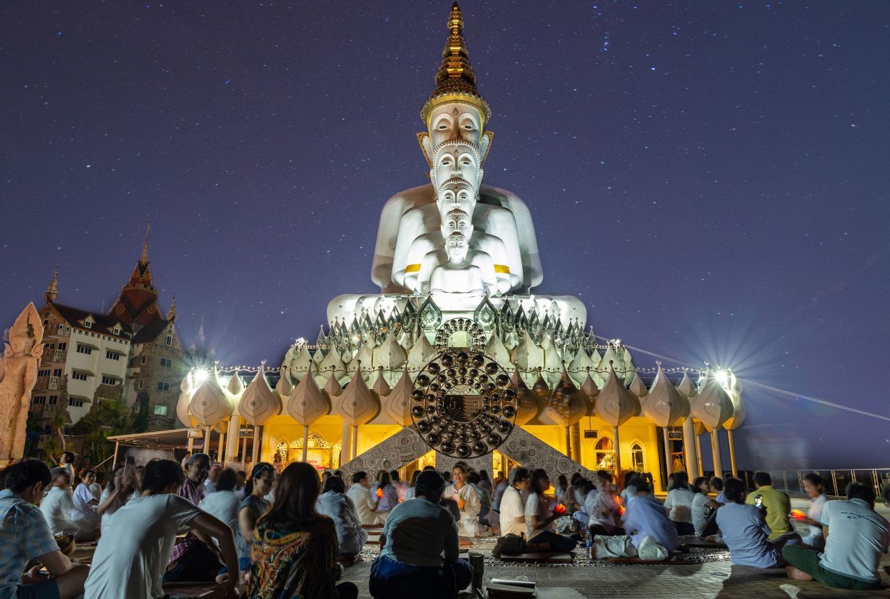 Asalha oder Asanha Bucha ist eines der wichtigsten buddhistischen Feste. Die Anhänger begehen es oft mit einer Puja-Zeremonie.  
Das Fest erinnert an die 1. Rede Buddhas, als er die 4 Edlen Wahrheiten erstmals erwähnt. Das Fest findet im Juli statt.