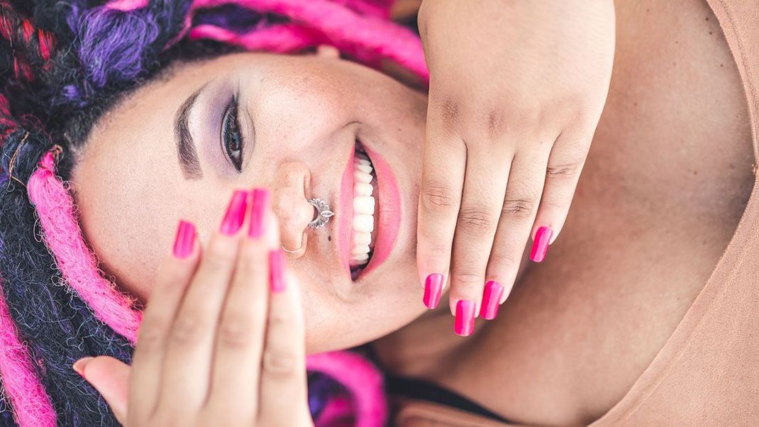 Trendfarbe Pink – ob auffällig oder knallig – egal, Pink ist neben Rosé eine der angesagten Sommerfarben für deine Summernails in 2021. 