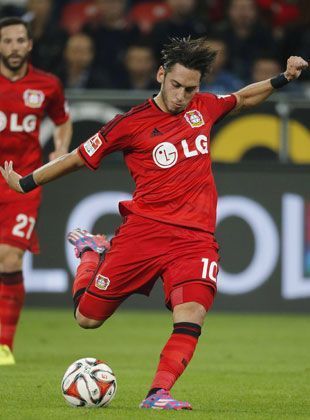 
                <strong>Hakan Calhanoglu</strong><br>
                Hakan Calhanoglu traf gegen den 1. FC Köln mit einem sehenswerten Freistoß. Nicht das erste Mal, dass der Türke bei einem ruhenden Ball erfolgreich ist. Laut "Bild" hat sich der Leverkusener seine Technik bei Youtube-Videos eines ganz besonderen Freistoß-Künstlers abgeschaut.
              