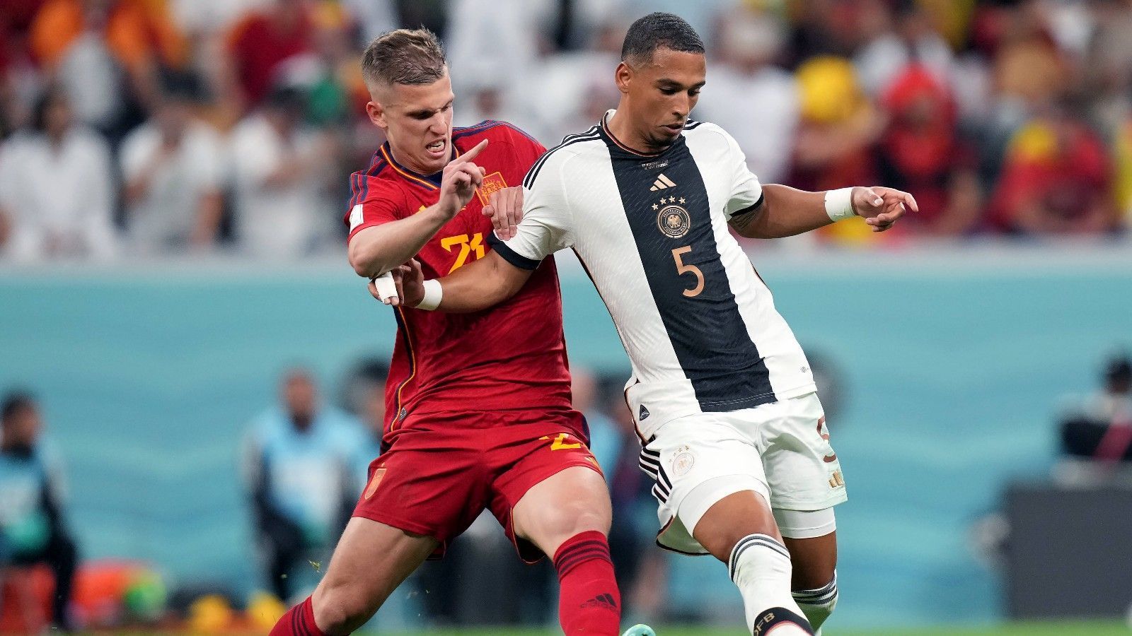 
                <strong>Thilo Kehrer (Rechtsverteidiger)</strong><br>
                Rückt für Süle auf die rechte Seite. Erwischt eine schwarzen Tag. Wirkt von Beginn an überfordert mit den quirligen Spaniern, selbst den nicht nicht ganz so wendigen Jordi Alba kann er nicht halten. Kommt meistens zu spät. Bei spanischen Angriffen über seinen Flügel wird es immer gefährlich. Kann sich nur mit Fouls behelfen und holt sich früh Gelb ab. Offensiv kommt von ihm gar nichts. in der 62. Minute zu weit von Olmo entfernt, ermöglicht damit das 1:0 durch Morata. Der rechte Außenverteidiger bleibt die Achillesferse der Nationalmannschaft. ran-Note: 5
              