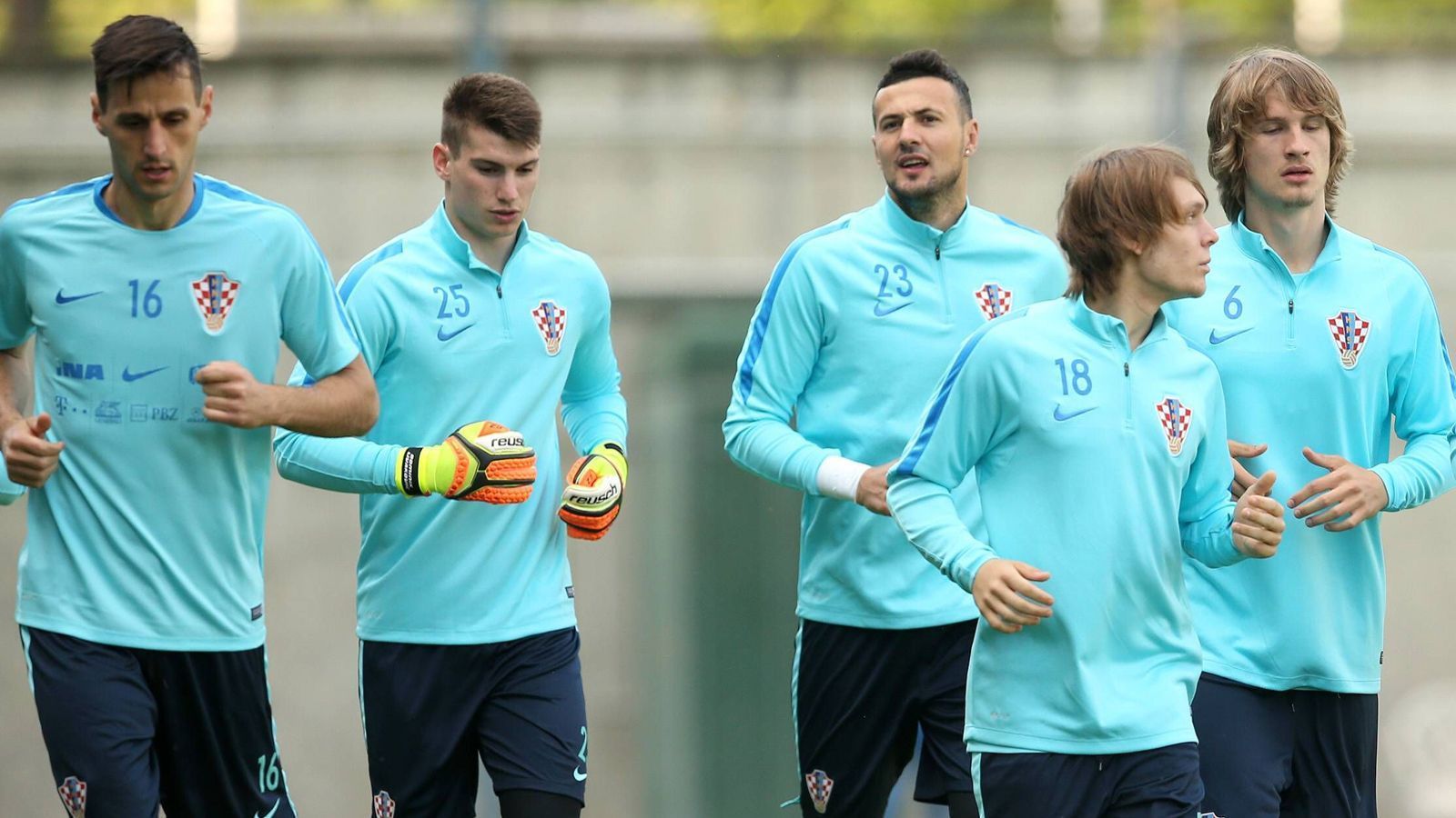 
                <strong>Kroatien setzte 21 der 23 Spieler ein</strong><br>
                Kroatien setzte im laufenden Turnier 21 seiner 23 Spieler des Kaders ein. Nur Nikola Kalinic und der dritte Torwart Dominik Livakovic (im Bild erster und dritter v.l.) und kamen noch nicht zum Zug.
              