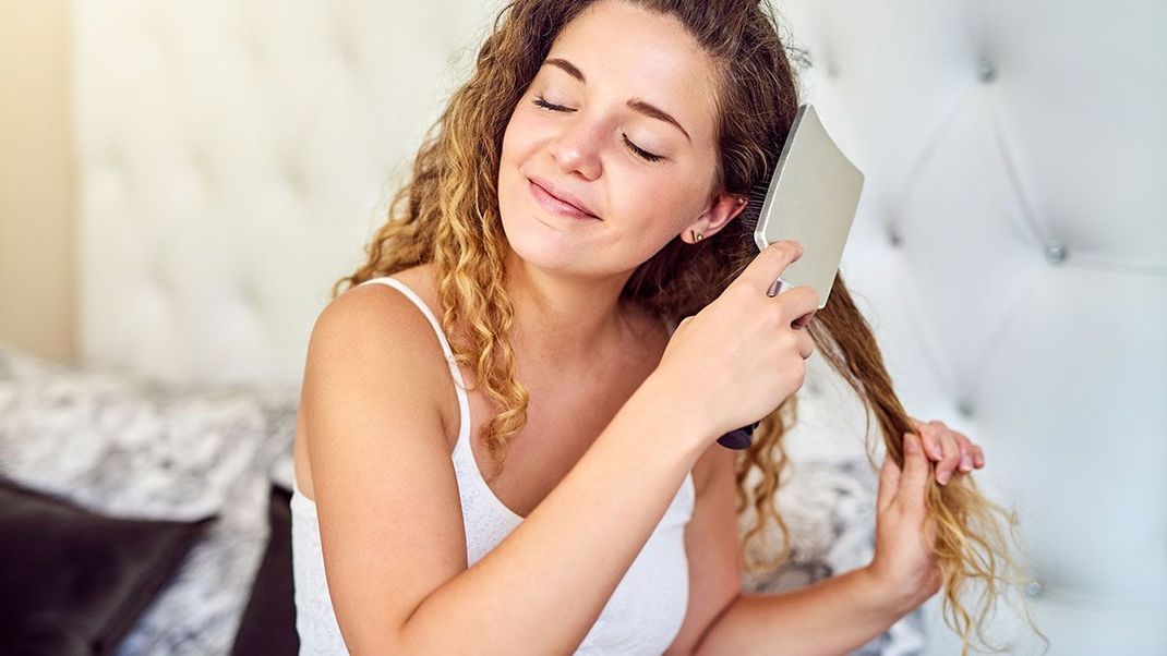 Haarpflege von A bis Z: Wusstet ihr, dass ihr eure Haare bereits vor dem Waschen gründlich bürsten solltet?!