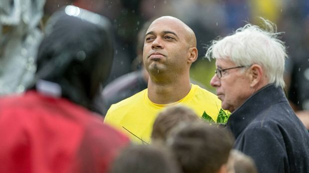 
                <strong>80.000 Fans verabschieden Dede</strong><br>
                Sichtlich gerührt von der Kulisse erklärt der Ex-Profi: "Ich wollte hier nicht weinen. So was gibt es nur bei Borussia Dortmund. Das ist ein besonderer Verein". Neben ihm verabschieden die Fans noch einen weiteren Publikumsliebling, denn ...
              