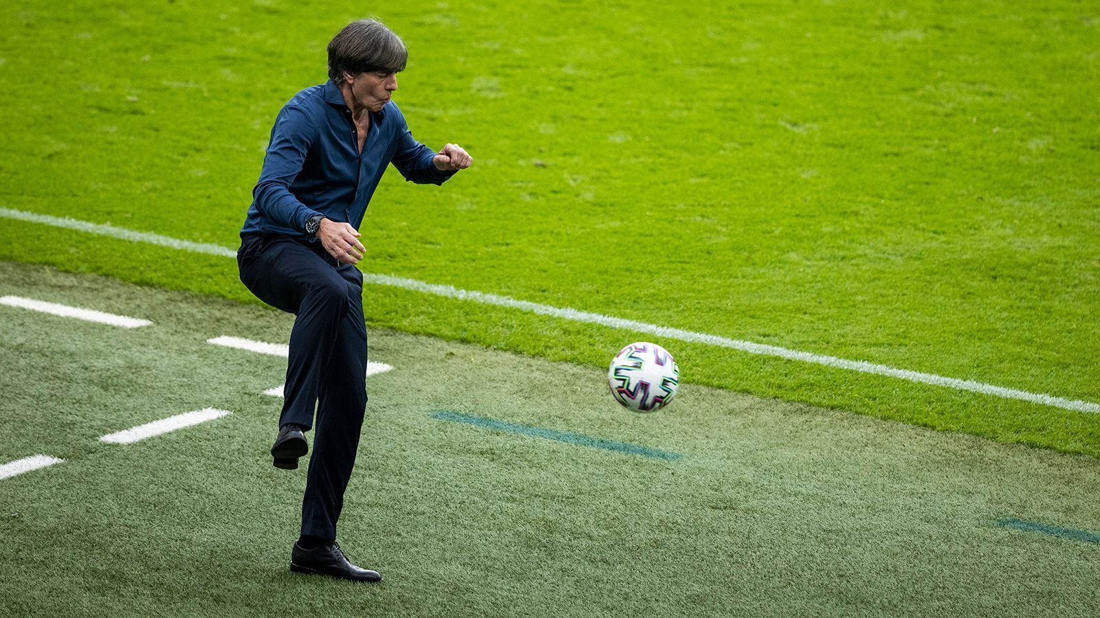 
                <strong>Joachim Löw</strong><br>
                "Ich habe mal begonnen und mache immer wieder mal ein bisschen autodidaktisch", verriet Joachim Löw schon vor der EM im Sommer, dass er aktuell Spanisch lerne: "Aber um richtig die Sprache zu lernen, braucht man auch mal einen Lehrer. Da muss man einige Wochen und Monate richtig dranbleiben. Das ist dann mein Ziel nach der EM." Um dann als Trainer nach Barcelona zu gehen? Sowohl "Sky" als auch der Barca-nahe Journalist Gerard Romero wollen wissen, dass der Weltmeistercoach von 2014 ein Kandidat bei den Katalanen ist. Nach seinem Rücktritt vom Amt des Bundestrainers sagte Löw, er wolle als Coach auf Klubebene weitermachen. Bleibt die Frage, ob der 61-Jährige schon so bald wieder ins Fußballgeschäft zurückkehren würde.
              