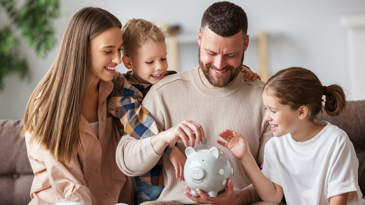 Familien steht nicht nur Kindergeld zu, sondern ebenfalls ein Freibetrag zum Absetzen der Steuern.