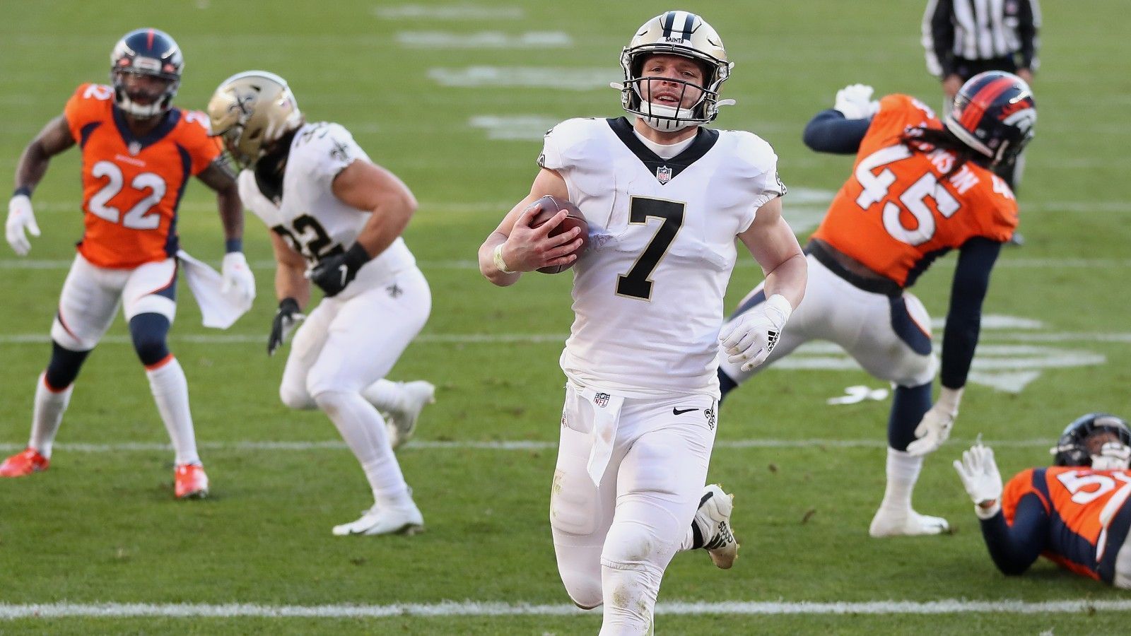 
                <strong>Taysom Hill (New Orleans Saints)</strong><br>
                Seit der schweren Verletzung von Drew Brees ist Taysom Hill als Starting-Quarterback für die Saints im Einsatz. Hill, der zuvor auch als Receiver, Running Back oder in den Special Teams im Einsatz war, will inzwischen ausschließlich als Spielmacher arbeiten. Vor Saisonbeginn unterzeichnete er einen Einjahresvertrag über 16 Millionen, kündigte aber zugleich an, die Saints zu verlassen, sollte er nicht als QB eingesetzt werden. Wenn Superstar Brees zurückkommt, dürfte es für Hill schwer werden und ein Abschied stünde wohl bevor. Mit seiner Vielseitigkeit dürfte er aber leicht ein neues Team finden. Ob als Quarterback oder nicht.
              