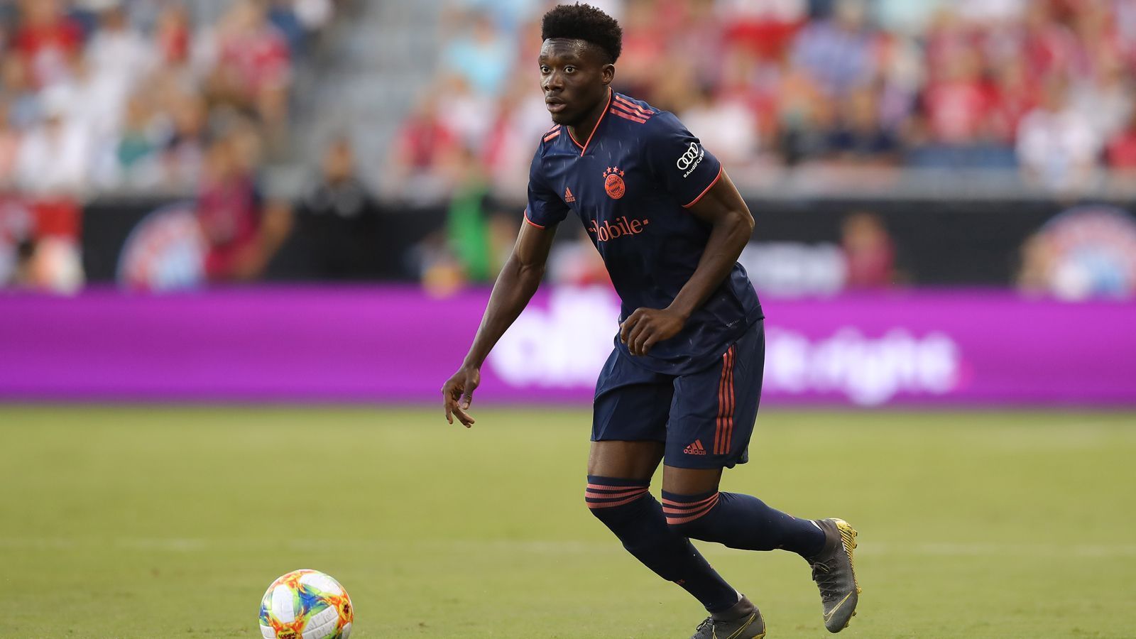 
                <strong>Alphonso Davies</strong><br>
                Der in der 62. eingewechselte US-Amerikaner bedient nur zwei Minuten, nachdem er das Feld betritt, den ebenfalls frisch eingewechselten Tolisso mustergültig. Davies ist auch in der Folge über die linke Seite sehr auffällig und hat gleich mehrere gefährliche Szenen. ran-Note: 2
              