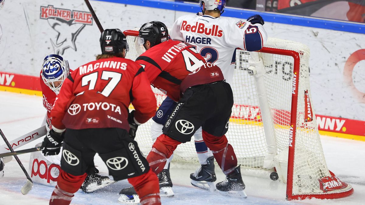 Patrick Hager (Muenchen) erzielt das 1:0 fuer Muenchen Koelner Haie vs EHC Red Bull Muenchen, Eishockey DEL, 02.11.2025 Koelner Haie vs EHC Red Bull Muenchen, Eishockey DEL, 02.11.2025 Koeln *** Pa...