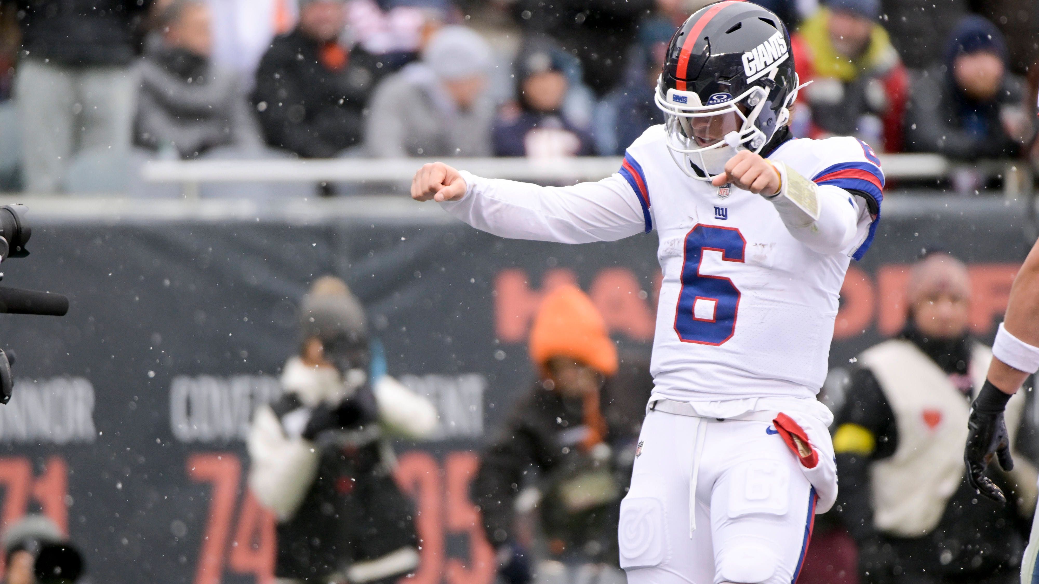 <strong>Platz 18: Jaxson Dart (New York Giants)<br></strong>Durch die Luft fand Jaxson Dart bei der Niederlage gegen die Chicago Bears nicht den Weg in die Endzone. Dafür setzte er aber seine Serie von Rushing Touchdowns fort: Im fünften Spiel nacheinander erlief er einen Score. Diesmal waren es sogar zwei. Wegen einer Gehirnerschütterung wird er das erste Spiel nach der Entlassung von Brian Daboll allerdings verpassen.