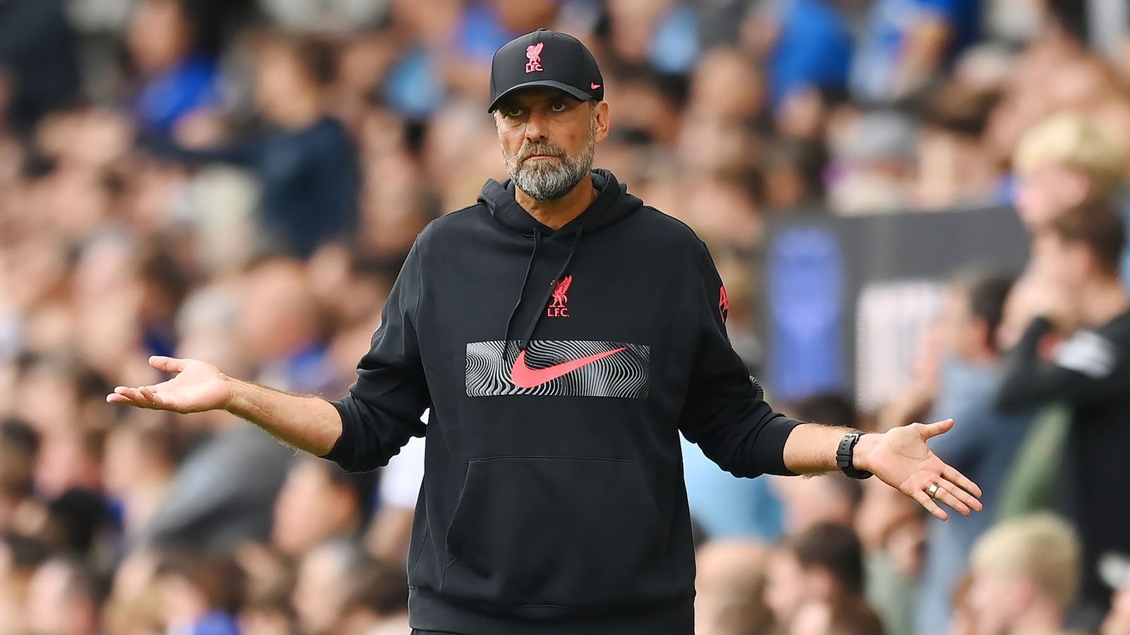 
                <strong>Klopp nimmt Stars in die Pflicht</strong><br>
                Zuletzt wurde auf der Insel viel über das System von Jürgen Klopp diskutiert. Dieses verteidigte der deutsche Übungsleiter jüngst und nahm seine Stars in die Pflicht. "Jedes System auf der Welt hat seine Schwächen, keines ist perfekt", sagte der 55-Jährige auf der Pressekonferenz vor dem wegweisenden Duell in London. Seine Profis müssten aber wieder verinnerlichen, "dass wir bis zum Erbrechen verteidigen und wieder unausrechenbar werden müssen". Damit gegen Arsenal anzufangen, wäre sicher ein guter Zeitpunkt, sollte Liverpool nicht schon nach einem knappen Viertel der Saison alle Meisterschaftsträume begraben wollen. 
              