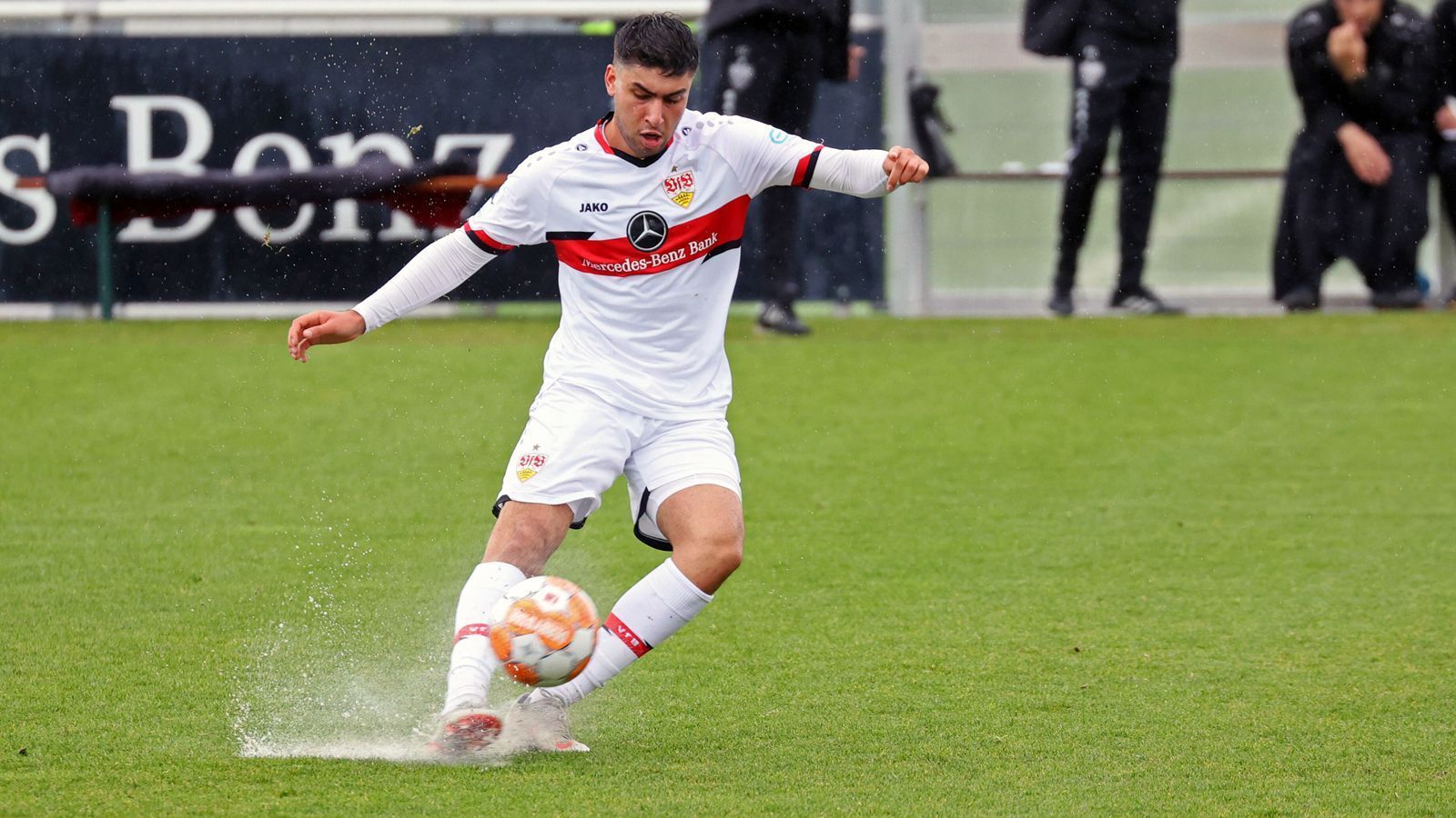 
                <strong>Wahid Faghir</strong><br>
                Mit dem ebenfalls erst 18-jährigen Dänen Wahid Faghir hat ein weiteres VfB-Talent in seinem ersten Jahr bei den Schwaben nicht die erhoffte Entwicklung durchlebt. Daher soll auch er ein Leih-Kandidat sein, möglicherweise zu diesem Zwecke in seine Heimat zurückkehren. Der im Sommer 2021 angeblich 4,5 Millionen Euro teure Faghir kam in der Saison 2021/22 zu sechs Bundesliga-Einsätzen, dabei gelang dem Dänen mit afghanischen Wurzeln ein Tor. Gegen Saisonende hin spielte der Stürmer fast ausschließlich bei den VfB-Amateuren in der Regionalliga. 
              