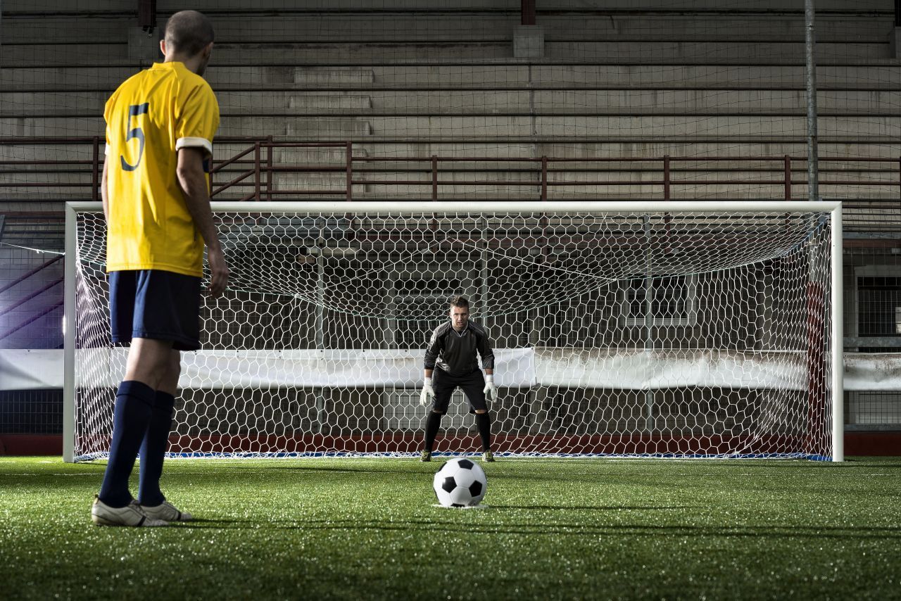 2,44 Meter x 7,32 Meter: Für Fußballtore gilt die europäische Norm DIN EN 748, die Maße, Werkstoffe und Konstruktion vorgibt. Erfüllt das Tor die Kriterien, sollte es den Beanspruchungen der Torschützen standhalten. Während eines Bundesliga-Spiels zwischen Borussia Mönchengladbach und Werder Bremen am 3. April 1971 jedoch kam es anders: Als Herbert Laumen einen Freistoß von Günter Netzer erreichen wollte, in den Bremer Kasten