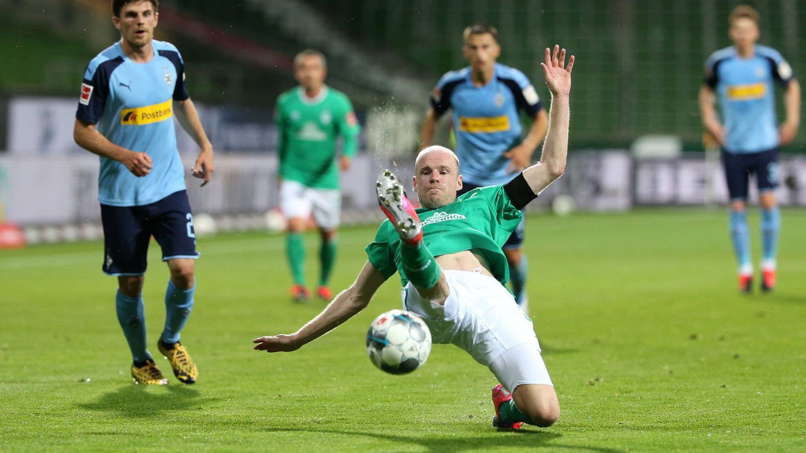 
                <strong>Davy Klaassen</strong><br>
                Wie ein Zugang wirkt auch Davy Klaassen dieser Tage. War der Rekordtransfer nach seinem starken ersten Jahr bis zur Corona-Krise nur ein Schatten seiner selbst, blüht er nun wieder auf. Monatelang ließ der Niederländer alles vermissen, was den Bremern vor knapp zwei Jahren 13,5 Millionen Euro wert war, scheiterte teilweise schon kläglich an der Verarbeitung des Spielgeräts. Doch die Zwangspause, die bei ihm wegen einer Gelb-Sperre noch eine Woche länger dauerte, wirkte offenbar Wunder. Klaassen agiert wieder griffig in den Zweikämpfen, gibt keinen Ball verloren und behält die Übersicht. So war er auch an den beiden Siegtreffern in Freiburg und auf Schalke beteiligt. Kohfeldt hatte sowieso nie Zweifel am 16-maligen Nationalspieler: Abgesehen vom Leverkusen-Spiel verpasste der Vorkämpfer in der Schaltzentrale seit Saisonbeginn noch keine Bundesligaminute.
              