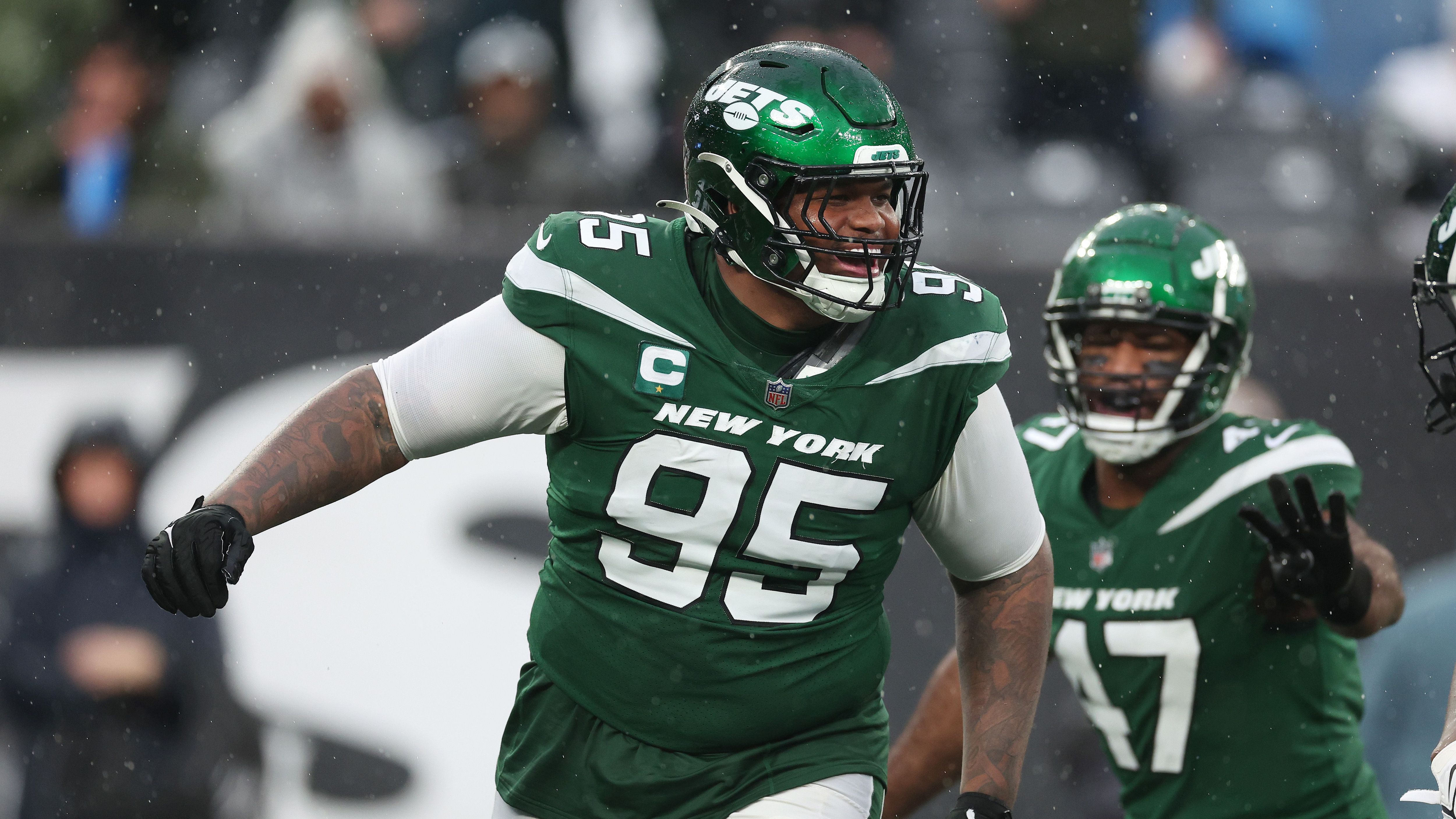 <strong>Defense: New York Jets</strong> <br>An der durchschnittlich elften Stelle kann aktuell die Jets-Defensive gewählt werden. Unter der Leitung von Head Coach Robert Saleh spielte die Defense regelmäßig oben mit, die Abgänge in der Offseason können gut intern aufgefangen werden. Mit einer besseren Offensive rund um Quarterback Aaron Rodgers, könnte die Jets-Defensive auch im Fantasy Football richtig punkten.&nbsp;