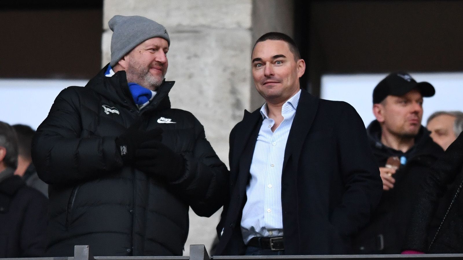 
                <strong>Lars Windhorst steigt als Investor bei Hertha BSC ein</strong><br>
                Im Juni 2019 schließt Hertha BSC eine Partnerschaft mit der Investmentfirma Tennor Holding B.V. - an dessen Spitze: Lars Windhorst. Zunächst hatte er für 224 Millionen Euro 49,9 Prozent der GmbH & Co. KGaA des Fußball-Bundesligisten Hertha BSC erworben. Insgesamt steckte er 374 Millionen Euro in Anteile. Aktuell hält Windhorst mehr als 60 Prozent.
              