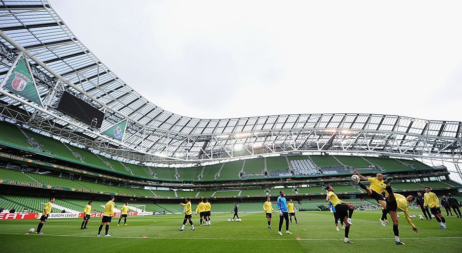 
                <strong>FC Dundalk - Das Ausweichstadion</strong><br>
                ...im Aviva Stadium im 80 Kilometer entfernten Dublin. Über 28.000 Tickets sind bereits verkauft, insgesamt 51.700 Zuschauer passen rein. Sonst ist das Stadion Austragungsort der Spiele der irischen Rugby- und Fußball-Nationalmannschaften. 2020 wird auch die EM in der Arena gastieren. Nun will Dundalk darin irische Fußballgeschichte schreiben.
              