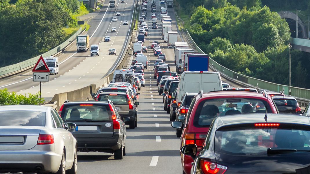 Stau, wohin man sieht: Das Pfingstwochenende kann für viele Autofahrer zu einer Geduldsprobe werden. (Symbolbild)