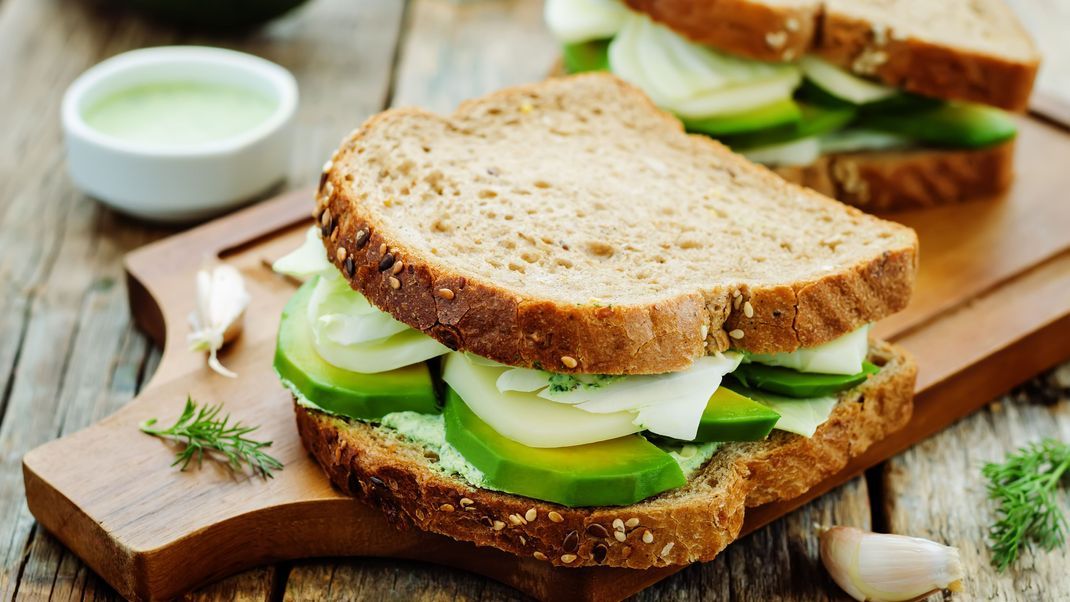 Handlich, lecker und perfekt für ein Picknick: Avocado-Mozzarella-Brote&nbsp;