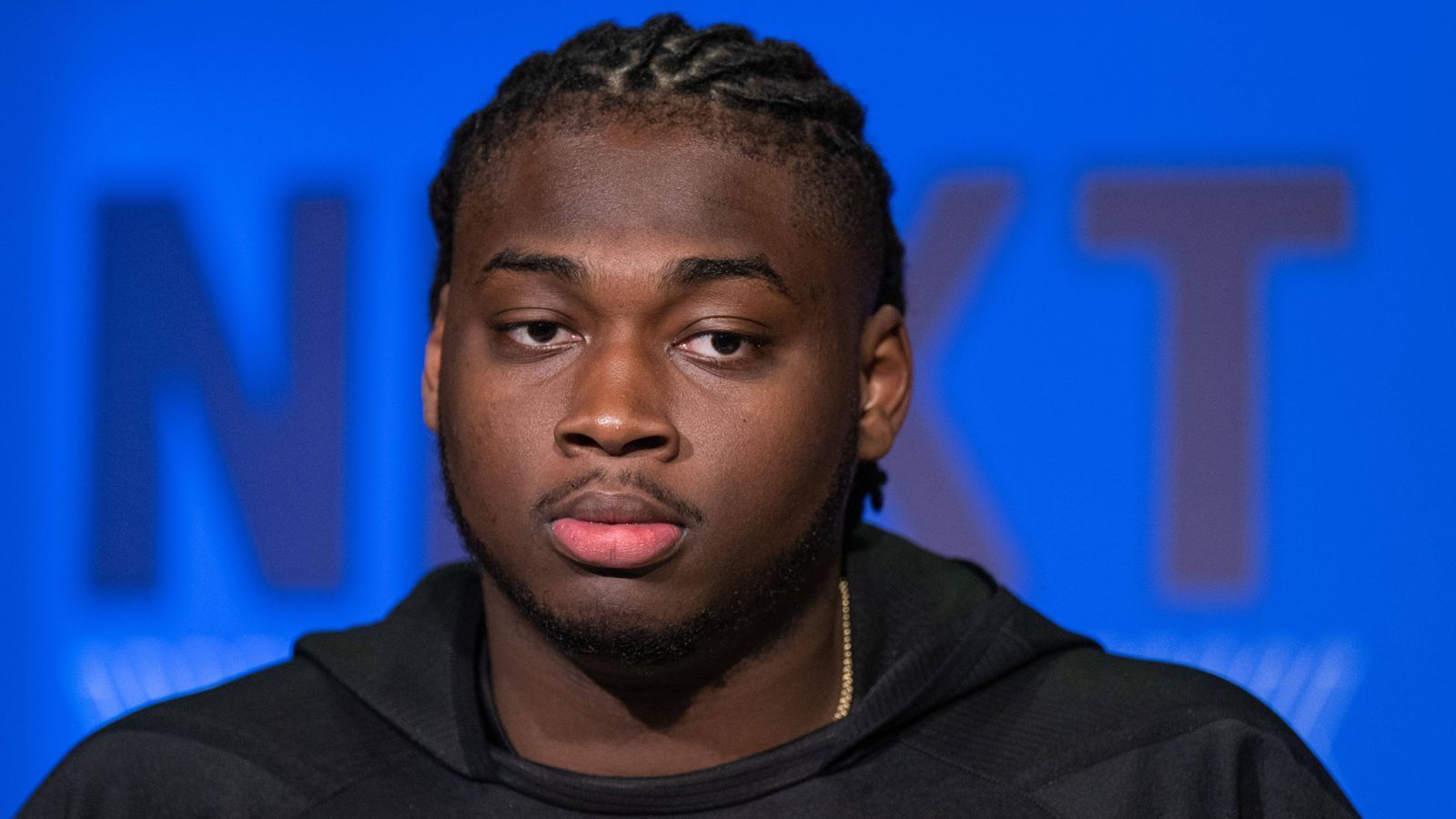 
                <strong>24. Pick: Dallas Cowboys - Kenyon Green, OG, Texas A&M</strong><br>
                Die Dallas Cowboys brauchen definitiv einen Guard, um Dak Prescott mehr Zeit zu geben. Auch Ezekiel Elliott wird von einer Verstärkung der O-Line profitieren. Dementsprechend ziehen die Cowboys Guard Kenyon Green von Texas A&M.
              