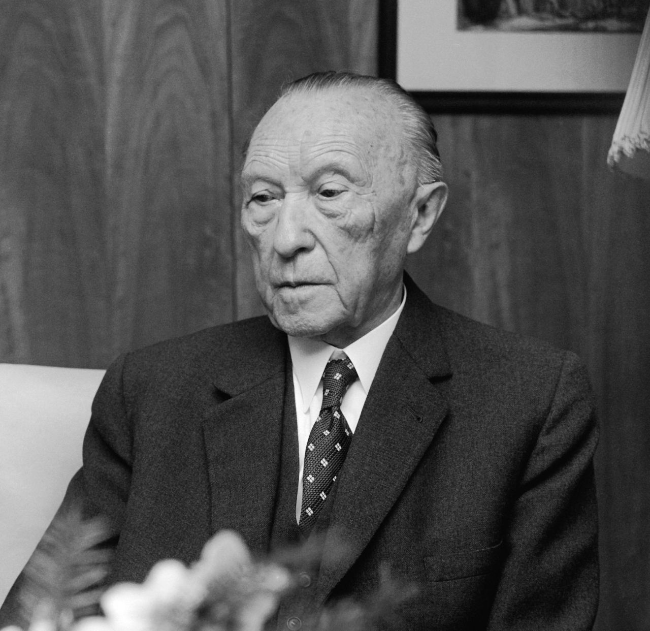 Konrad Adenauer war der 1. Bundeskanzler nach dem 2. Weltkrieg und von 1949 bis 1963 im Amt. Nur eine der vielen Ehrungen: Ein Regierungsflieger ist nach ihm benannt.
