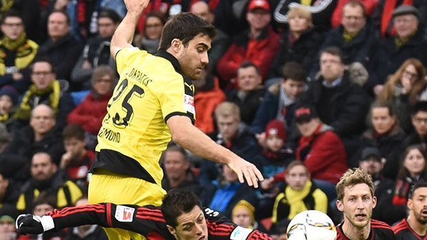 
                <strong>Sokratis (Borussia Dortmund)</strong><br>
                Sokratis (Borussia Dortmund): Überzeugender Auftritt des Innenverteidigers. War zur Stelle, wenn es nötig war. Räumt souverän alles ab und unterstützte Piszczek zudem auf der rechten Abwehrseite. Hatte in der 70. Minute Glück, dass Schiedsrichter Zwayer nach seinem Handspiel nicht auf Elfmeter entschied. Musste 13 Minuten vor Schluss verletzt ausgewechselt werden. ran-Note: 2.
              