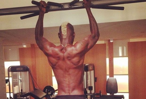 
                <strong>Mario Balotelli</strong><br>
                Ein schöner Rücken kann auch entzücken. Der italienische Nationalspieler vom AC Mailand will in Bestform in die neue Spielzeit starten.
              