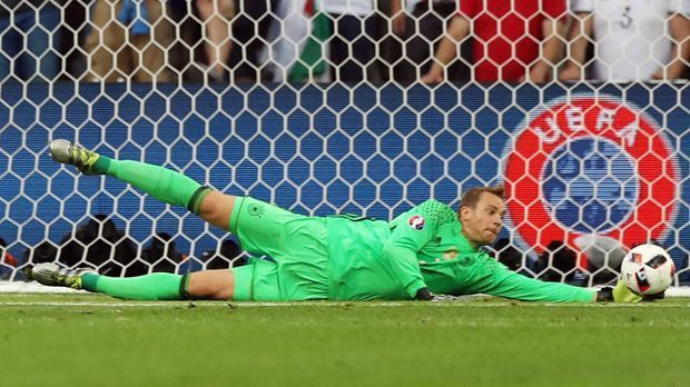 
                <strong>Manuel Neuer</strong><br>
                Manuel Neuer: Leider ist kein Mensch perfekt und so hat Neuer bei all seiner Weltklasse ab und zu auch erstaunliche Blackouts im Repertoire - wie beim 0:2 durch Antoine Griezmann. Unglücklich, dass er nach so einem starken Turnier gerade im Halbfinale (und nicht zum Beispiel gegen die Slowakei) patzen musste. ran-Note: 4
              