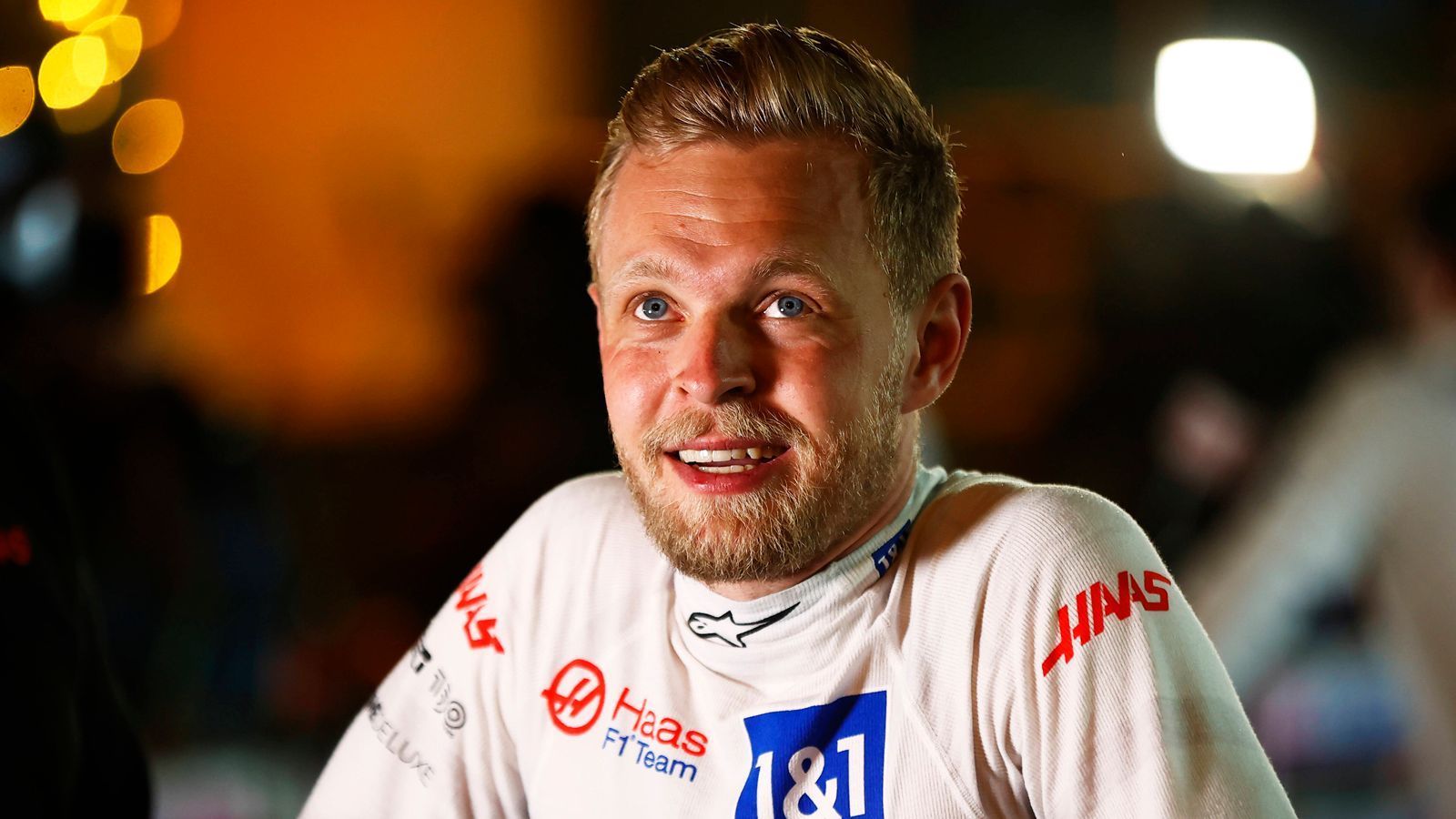 
                <strong>Gewinner: Haas (außer Mick Schumacher)</strong><br>
                Was für ein Wochenende für Haas! Drei Punkte waren es 2020, gar null 2021 – und dank Rückkehrer Kevin Magnussen beim Auftakt mit Platz fünf gleich zehn Zähler nach nur einem Rennen. Die Hinterbänkler der letzten Jahre setzen zum Überholen an, angetrieben von den starken Ferrari-Motoren. Und auch wegen Magnussen, der bei seinem Comeback nach einem Jahr Pause abräumte und zeigt, warum ihn Haas zurückgeholt hat. "Es hat viel Spaß gemacht, ich habe es sehr genossen", sagte Magnussen: "Wir hatten das stärkste Auto im Mittelfeld. Ich konnte den Mercedes fast das ganze Rennen sehen." Weitere Erkenntnis: Für Mick Schumacher war deutlich mehr drin als Platz elf, er muss sich ohne Frage steigern. Vor allem, wenn der Teamkollege so vorlegt.
              