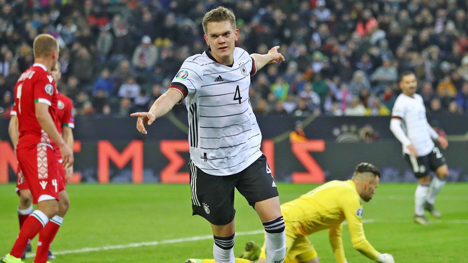 
                <strong>Gewinner: Matthias Ginter</strong><br>
                Der Gladbacher ist der große Gewinner von der Ausbootung der Routiniers Boateng und Hummels. Nach dieser Entscheidung ist Ginter in der Innenverteidigung gesetzt, funktioniert sowohl in der Dreier- als auch Viererkette. nach dem Kreuzbandriss von Bayern-Star Niklas Süle mit noch mehr Verantwortung.
              