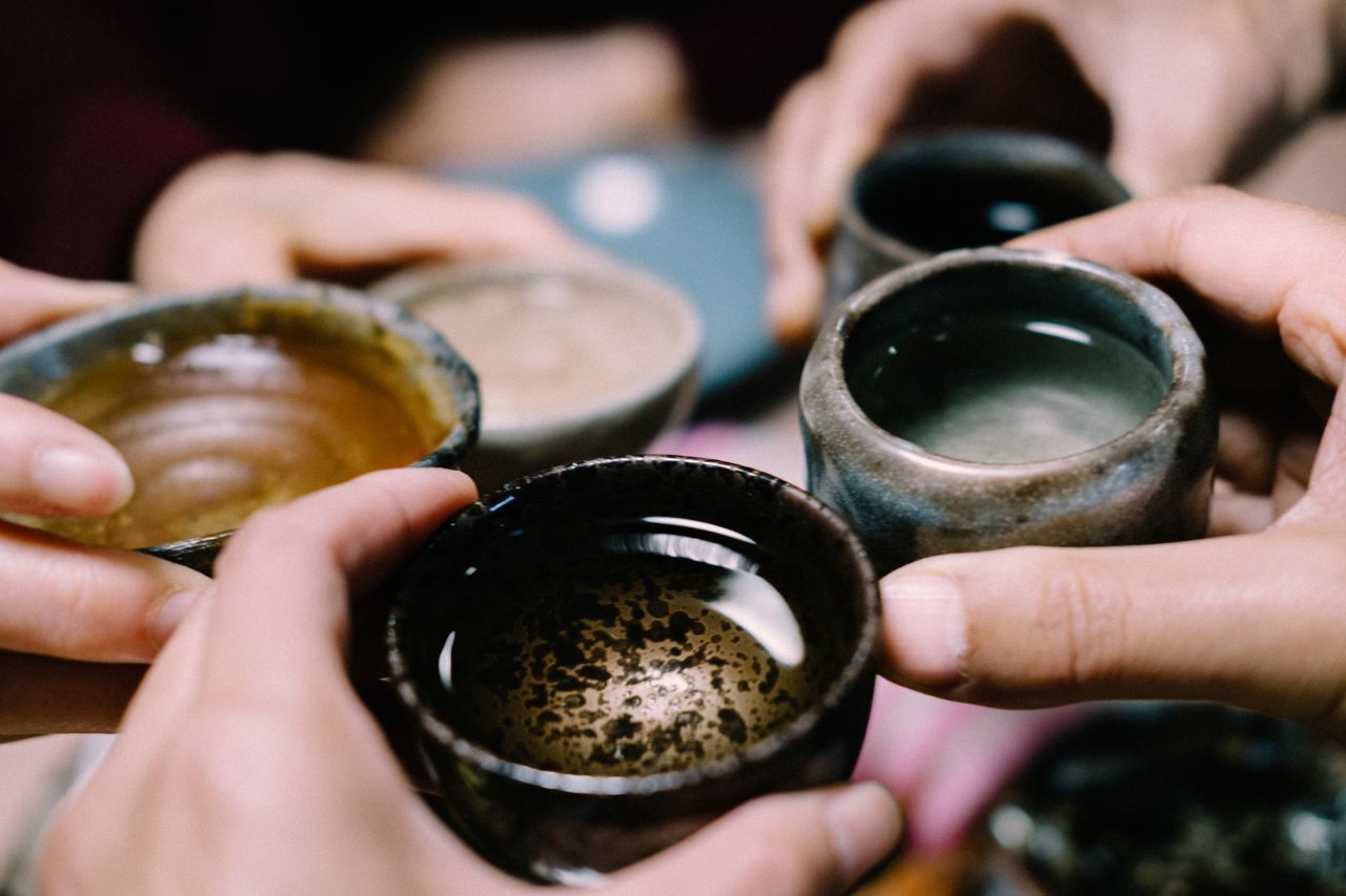 Im Winter bevorzugen Japaner:innen ihren Sake warm (zwischen 40 und 55 Grad) oder heiß (über 55 Grad). Auf Weihnachts-Partys wird das alkoholische Reis-Getränk gern als "Mulled Sake" genossen. | Zutaten (für 6 bis 8 Becher): 1 Flasche Sake (720 ml), 8 Gewürznelken, 2 Sternanis, 4 Zimtstangen, 1 Bio-Zitrone (in Spalten geschnitten), 60 g brauner Zucker | Zubereitung: Den Reiswein in einen Topf gießen und alle Zutaten dazugeben