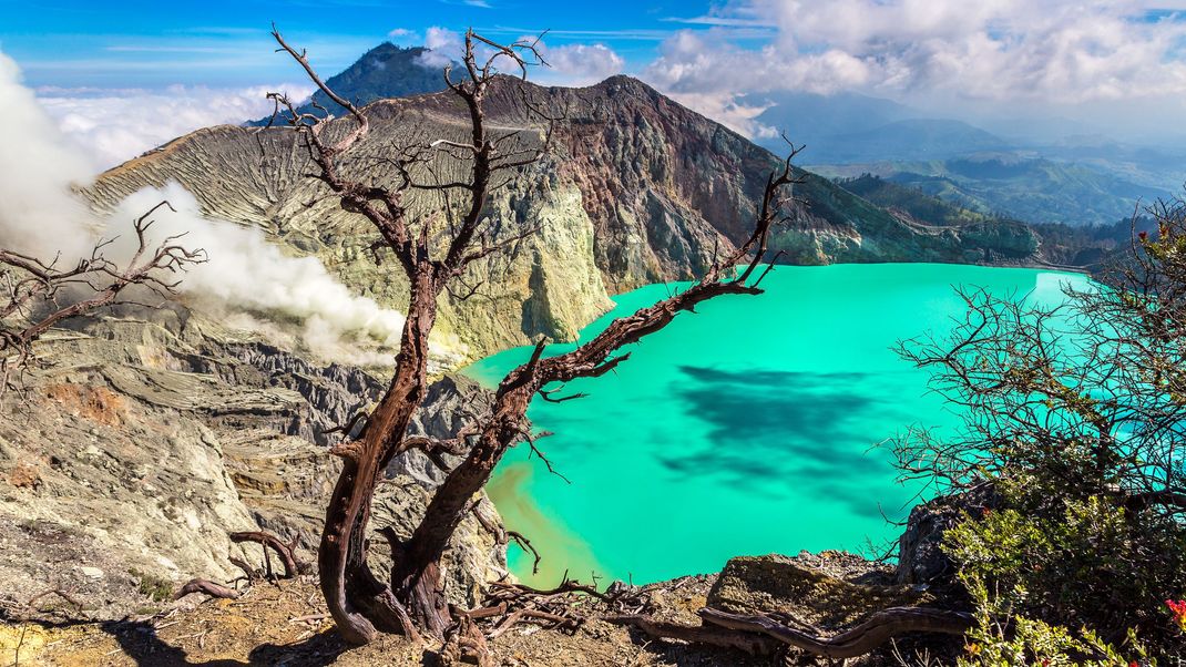 Eine 31-jährige Chinesin stürzt circa 75 Meter tief in den Vulkan Ijen (Indonesien), als sie für ein Foto posieren will. Sie konnte nur noch tot geborgen werden.